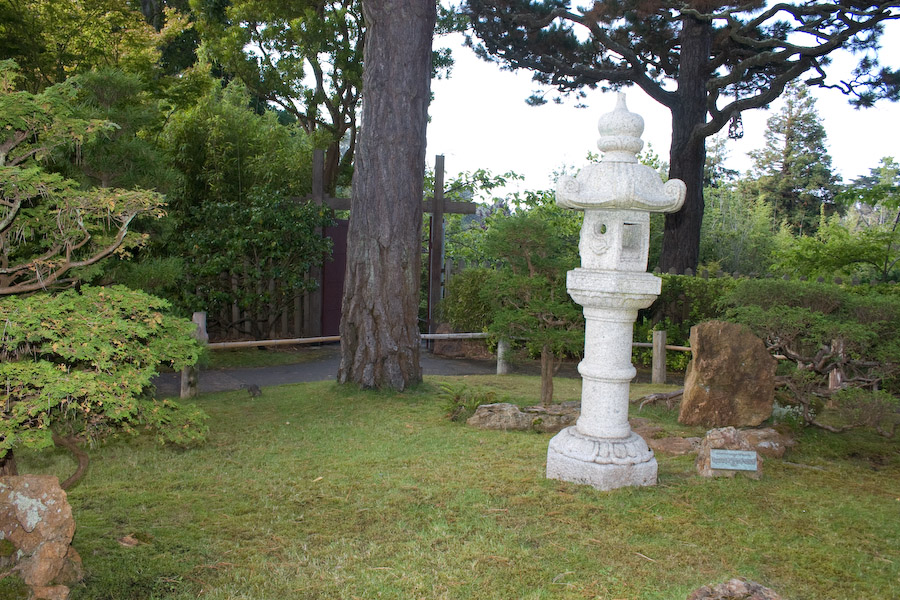  18.0-55.0 mm at 18 mm using ISO 400 exposed at 1/100 sec at f / 8.0